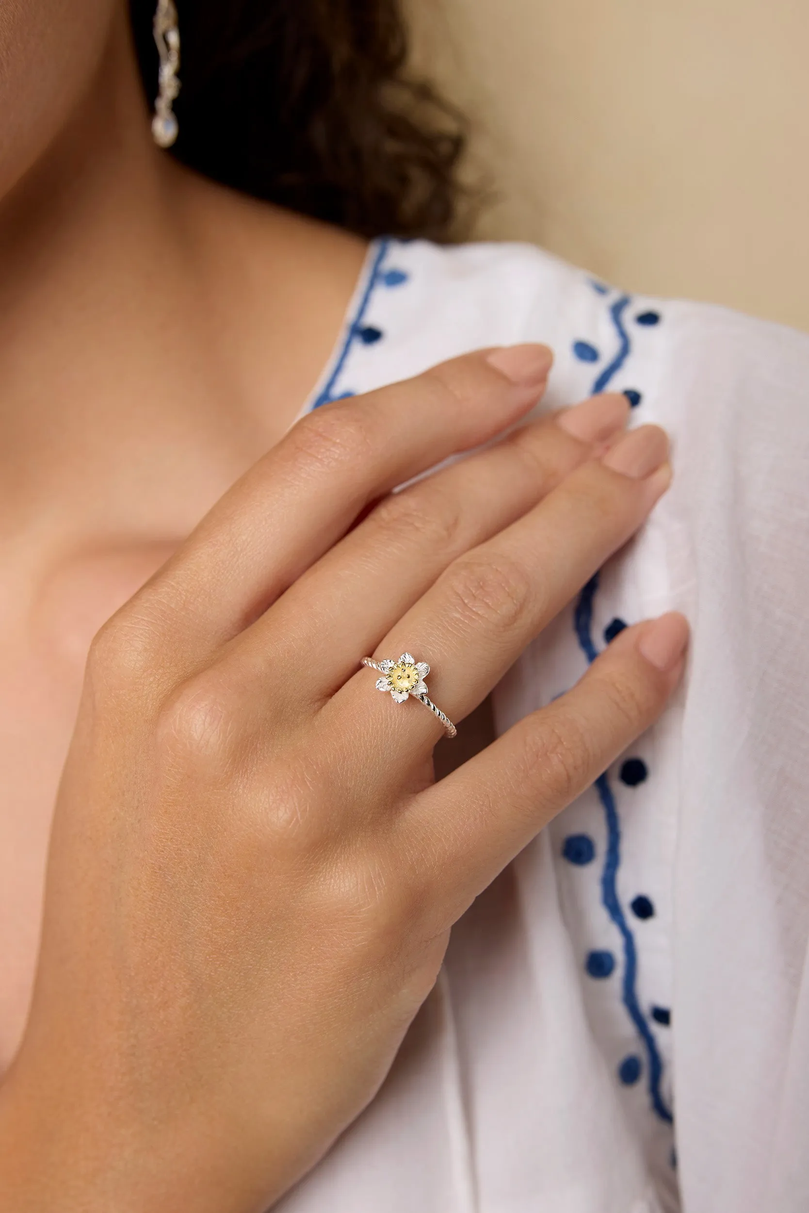 Banyan Dainty Mixed Metal Daffodil Ring