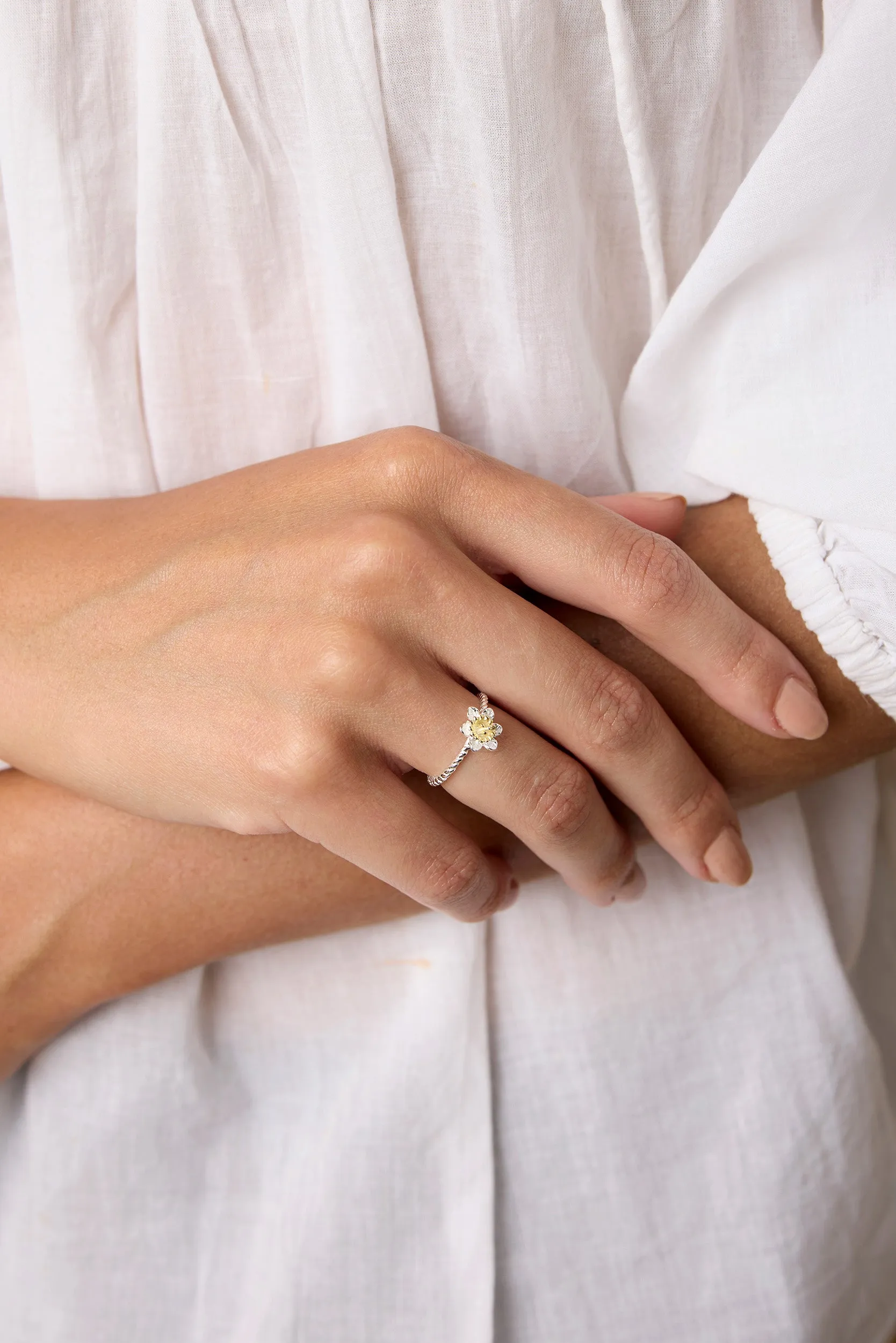 Banyan Dainty Mixed Metal Daffodil Ring
