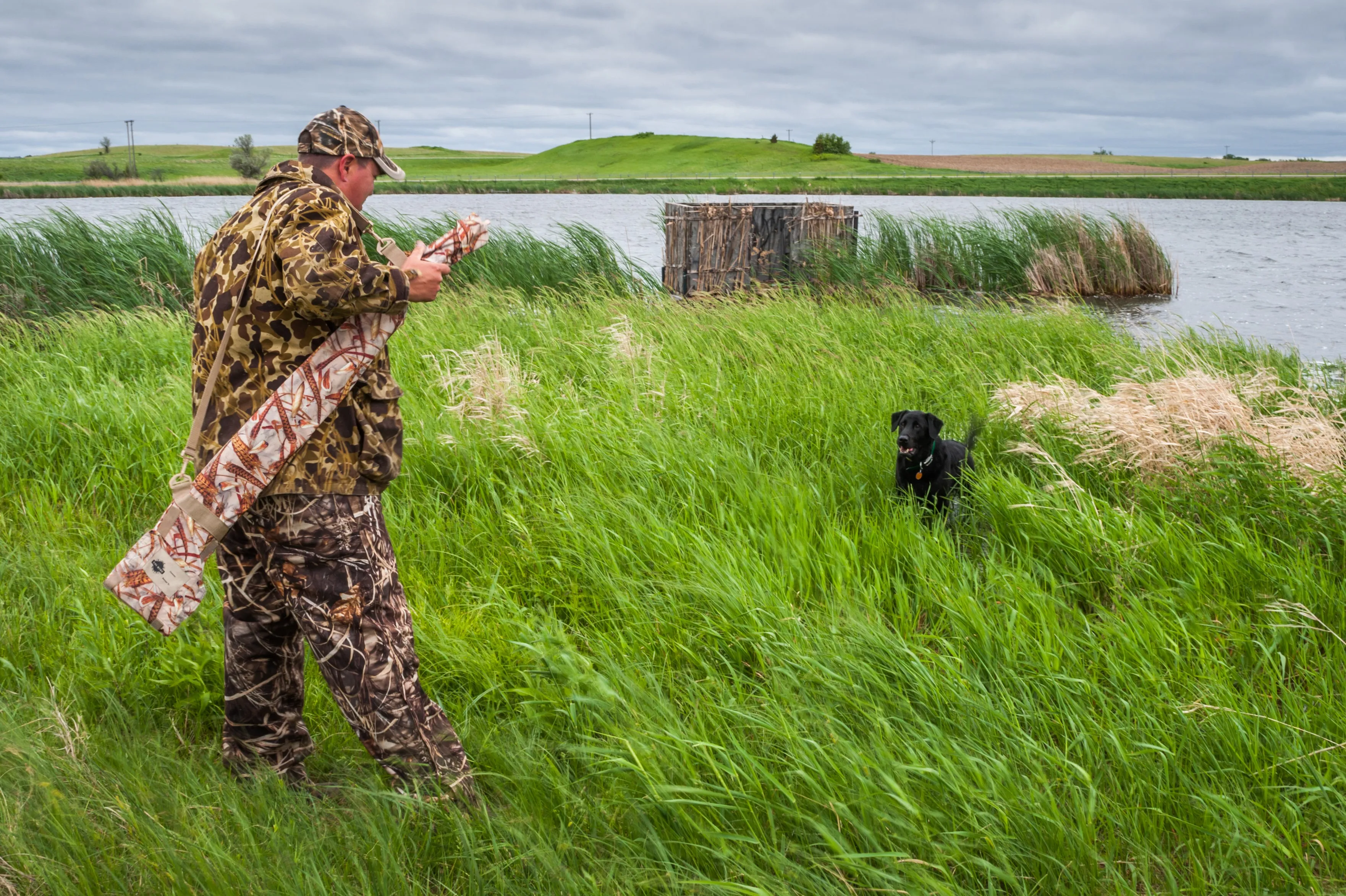 DU-HA 90500 Dri-Hide™ Shotgun Protector; Flushing Pheasants; Incl. Adjustable Sling; Tan;