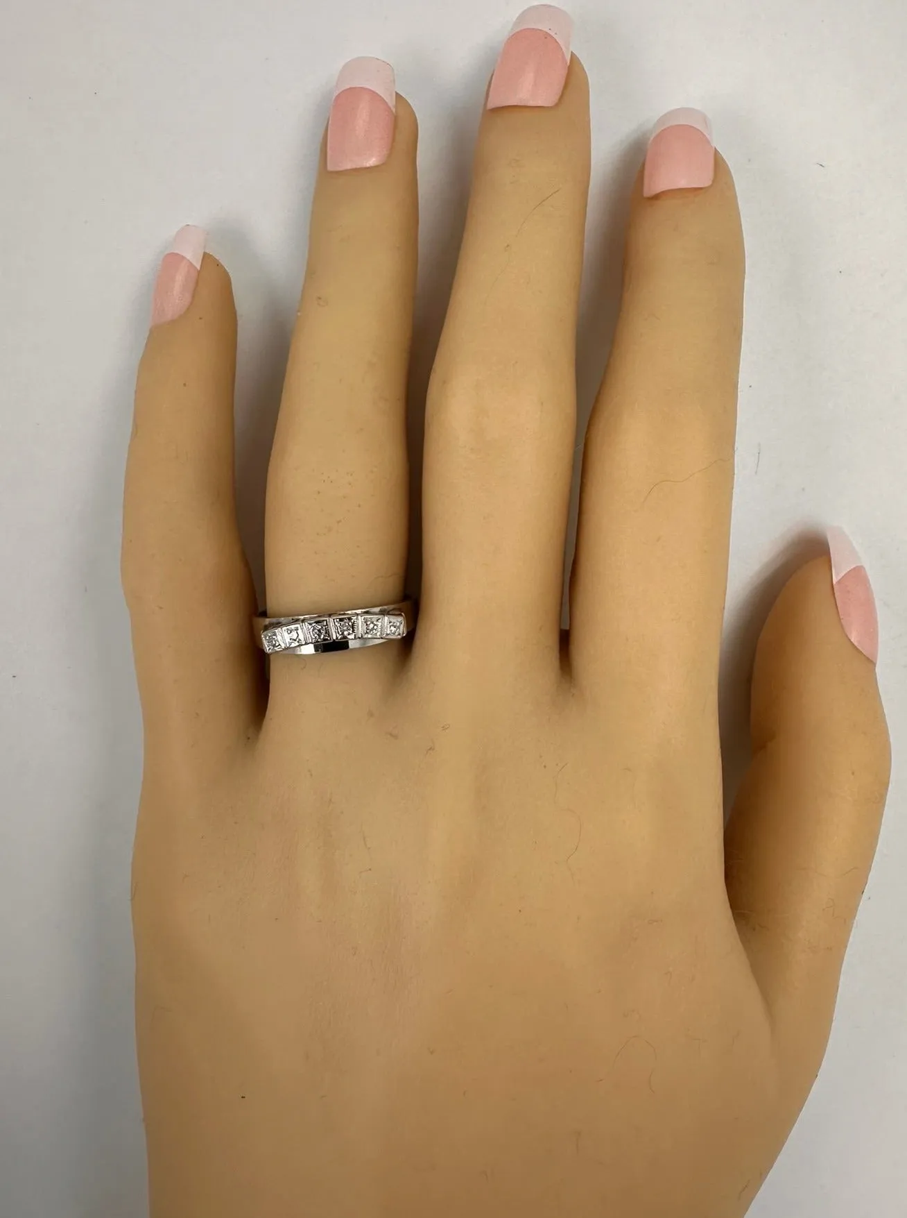 "Pre-Loved 18ct White Gold Ring Adorned with Sparkling Diamonds"
