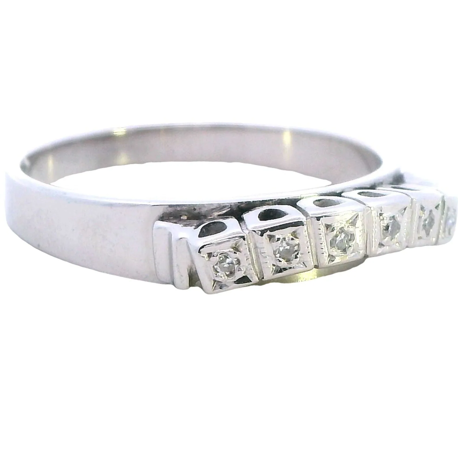 "Pre-Loved 18ct White Gold Ring Adorned with Sparkling Diamonds"