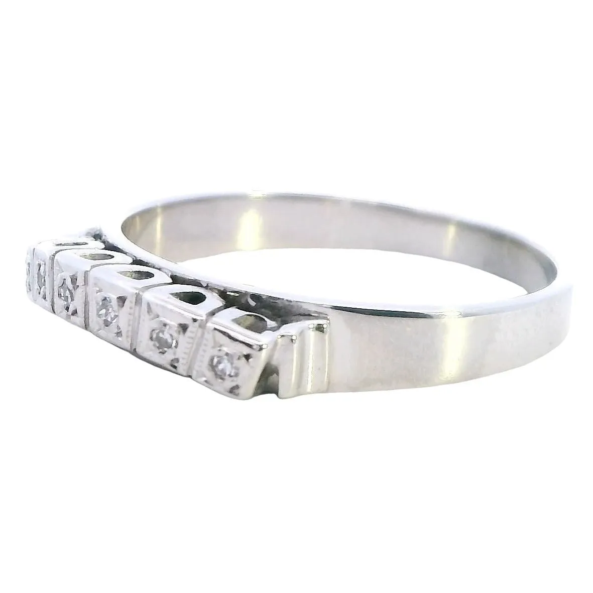 "Pre-Loved 18ct White Gold Ring Adorned with Sparkling Diamonds"