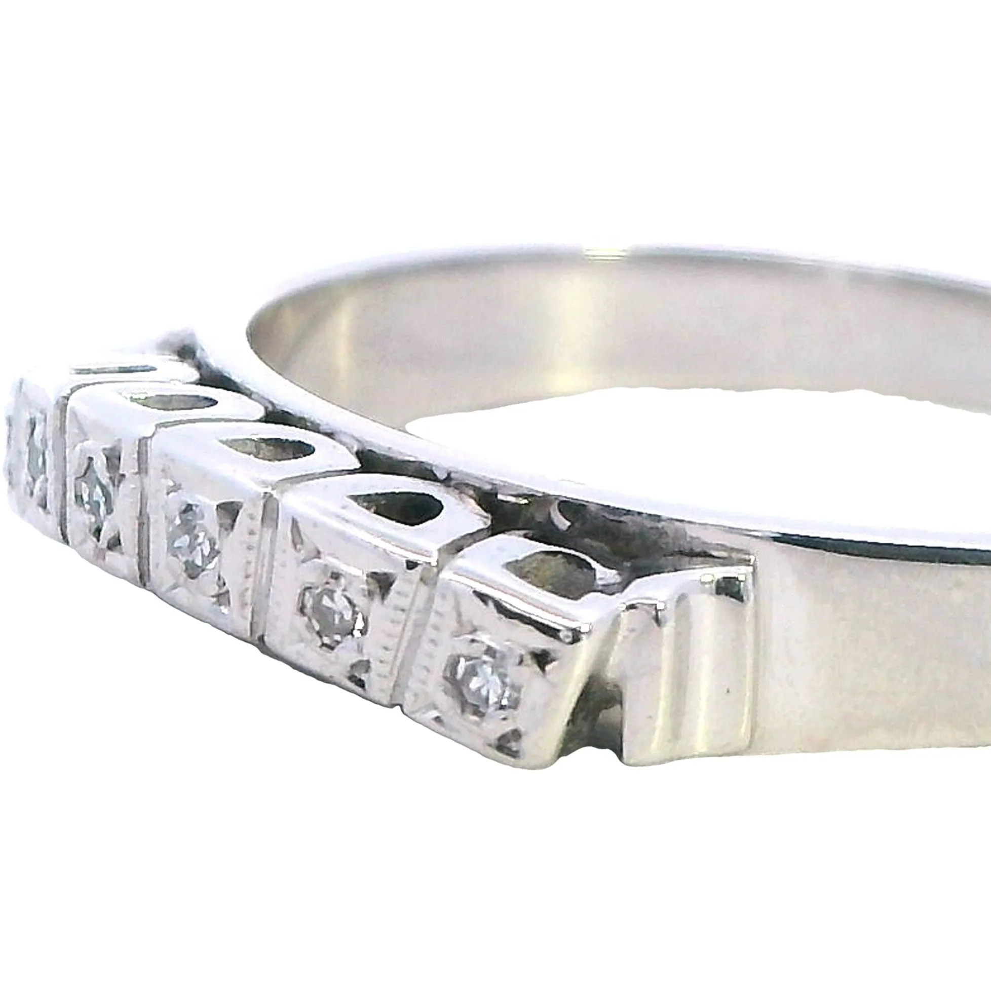 "Pre-Loved 18ct White Gold Ring Adorned with Sparkling Diamonds"