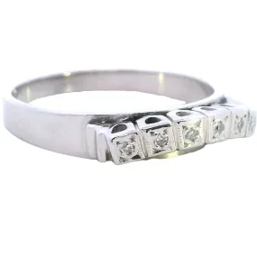 "Pre-Loved 18ct White Gold Ring Adorned with Sparkling Diamonds"