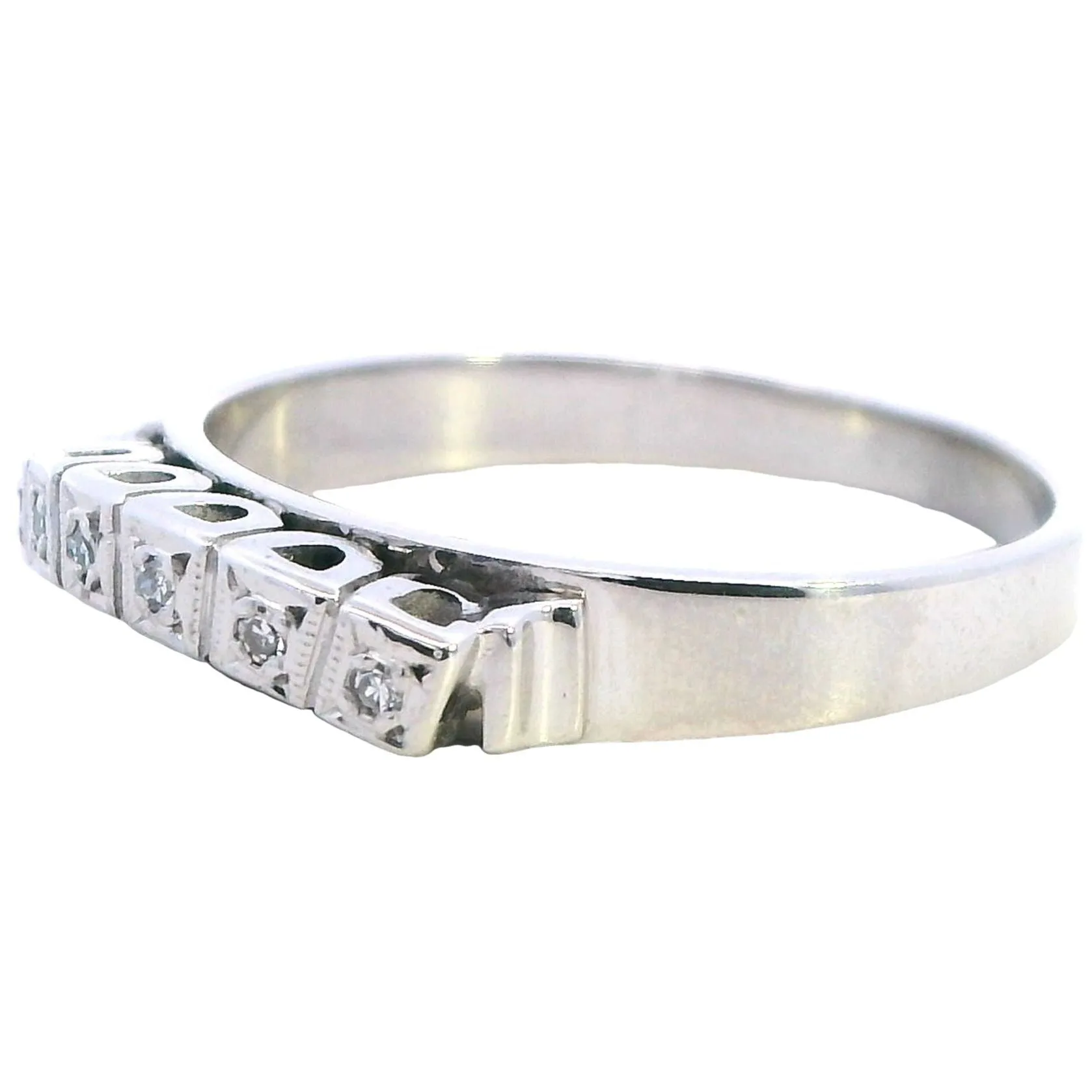 "Pre-Loved 18ct White Gold Ring Adorned with Sparkling Diamonds"