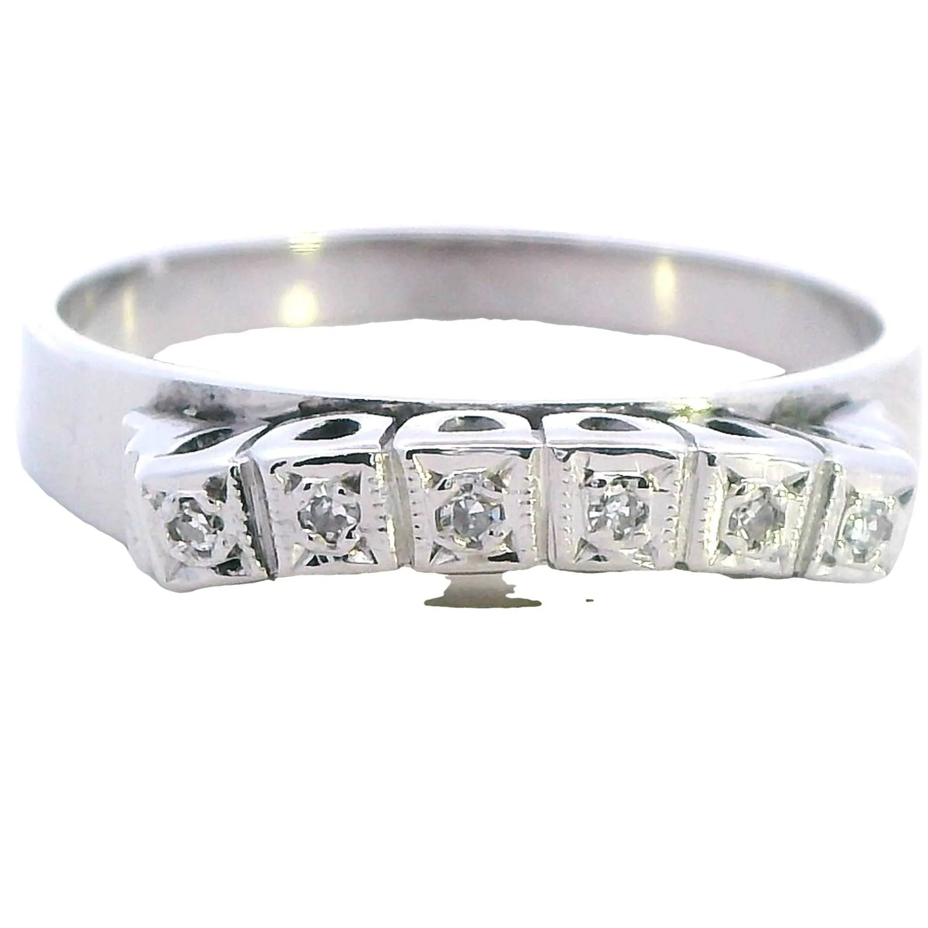 "Pre-Loved 18ct White Gold Ring Adorned with Sparkling Diamonds"