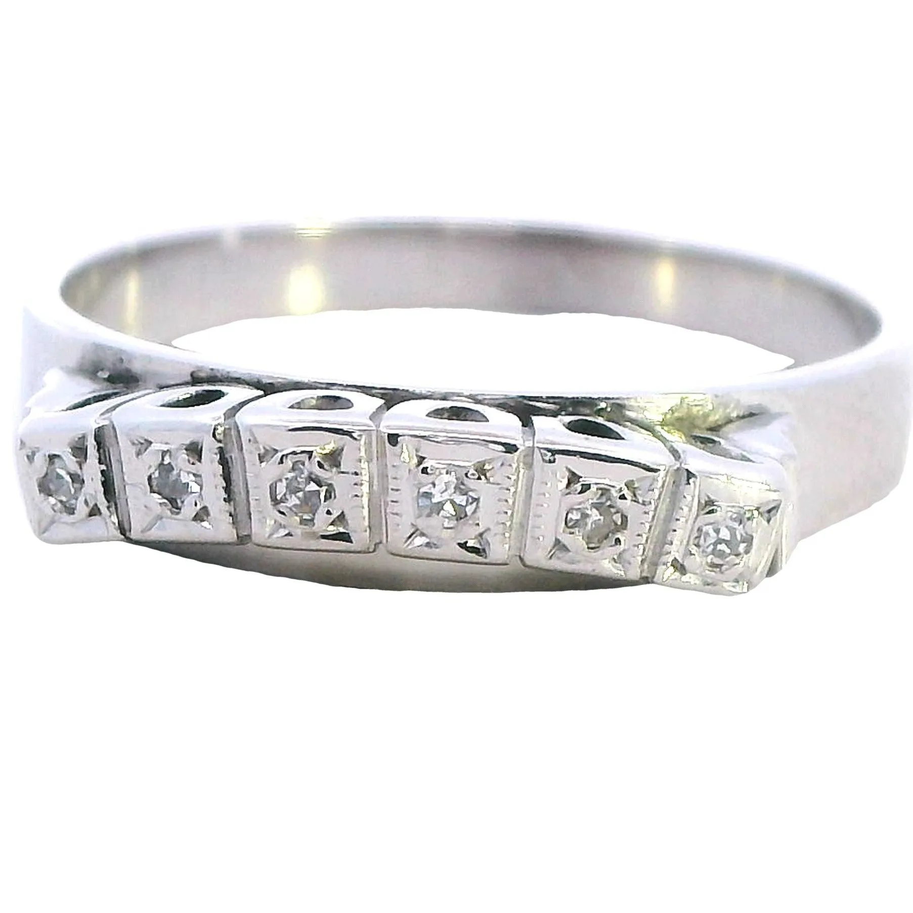 "Pre-Loved 18ct White Gold Ring Adorned with Sparkling Diamonds"