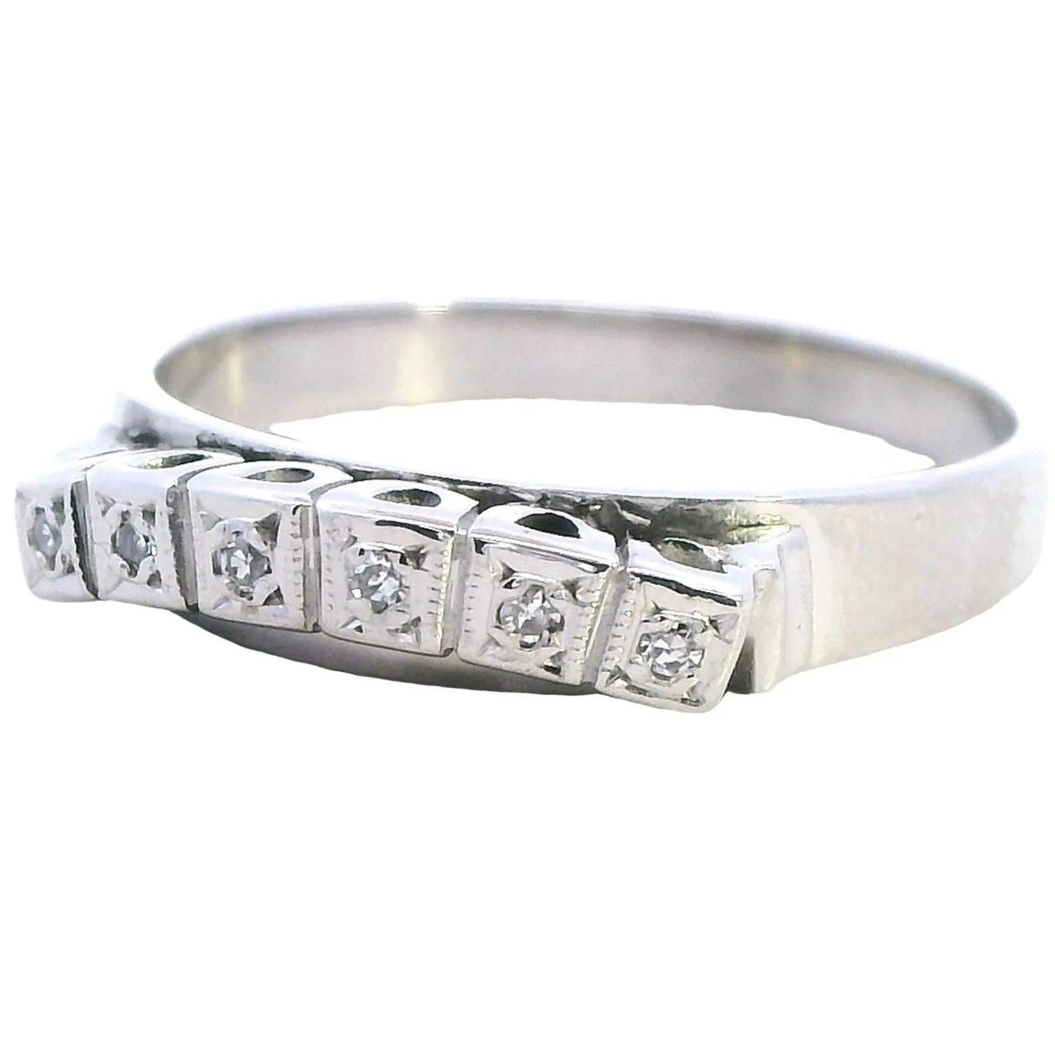 "Pre-Loved 18ct White Gold Ring Adorned with Sparkling Diamonds"