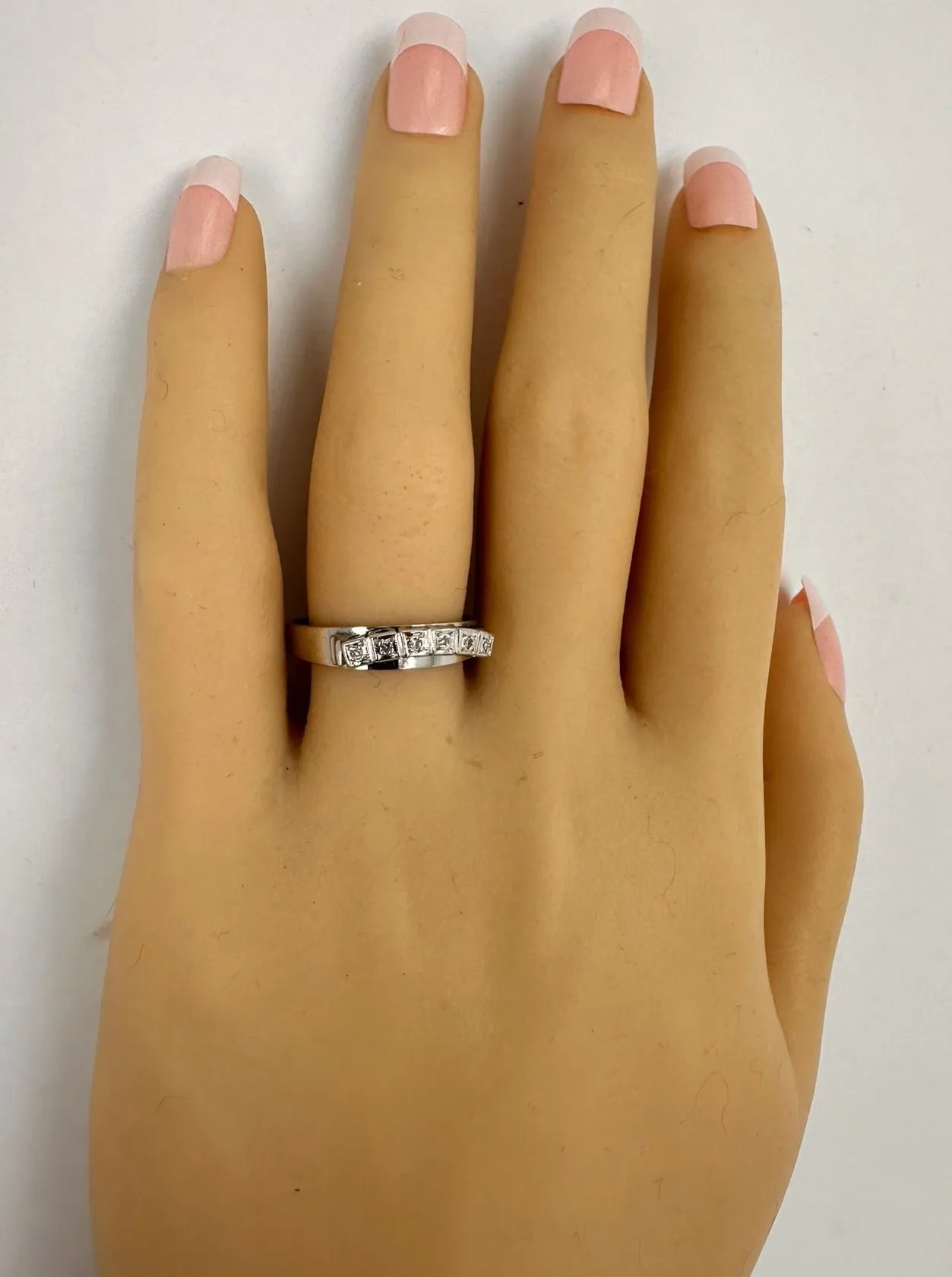 "Pre-Loved 18ct White Gold Ring Adorned with Sparkling Diamonds"