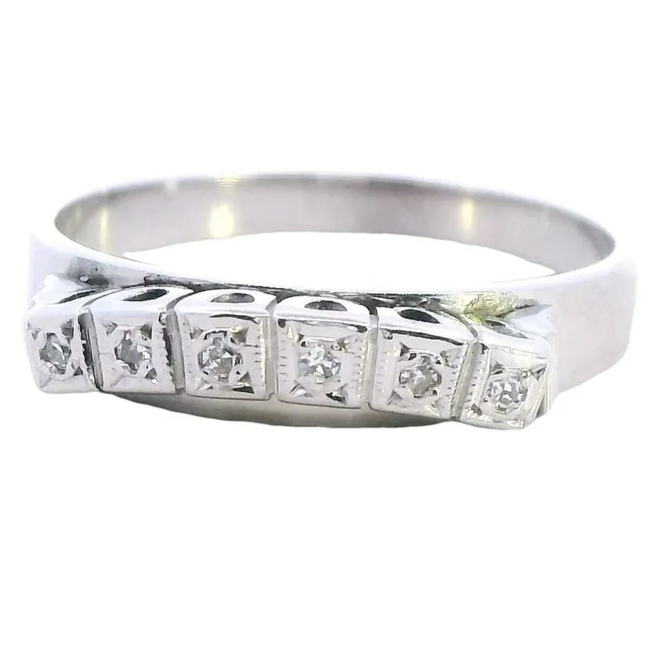 "Pre-Loved 18ct White Gold Ring Adorned with Sparkling Diamonds"