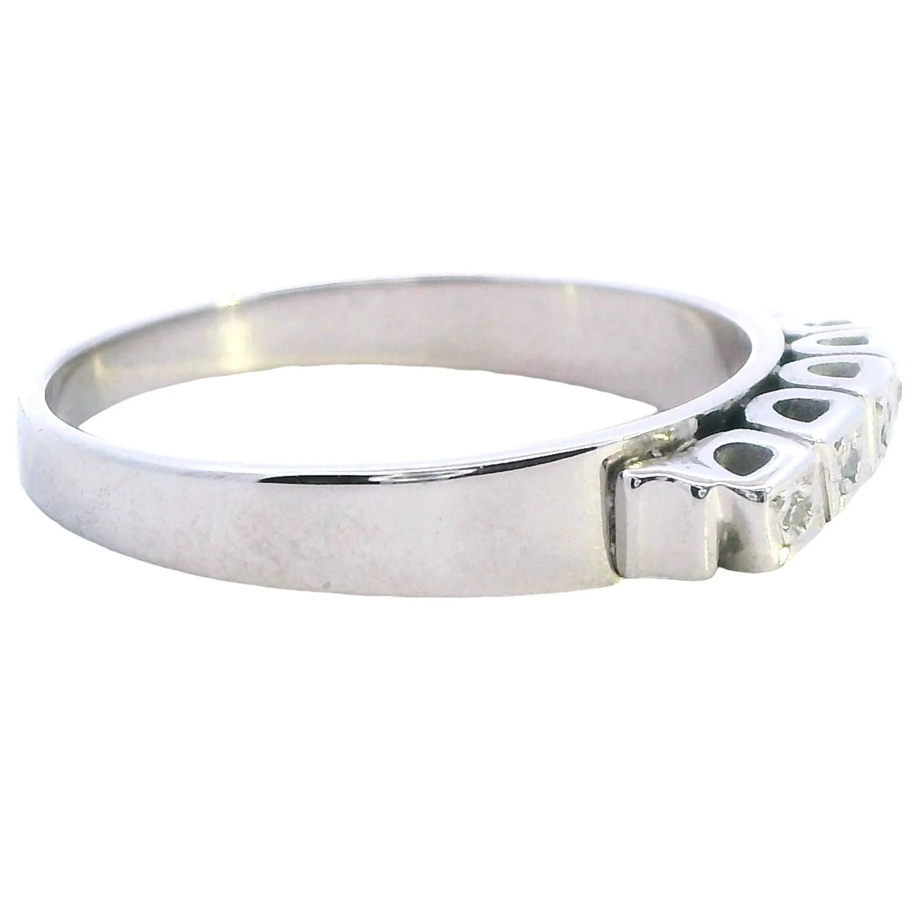 "Pre-Loved 18ct White Gold Ring Adorned with Sparkling Diamonds"