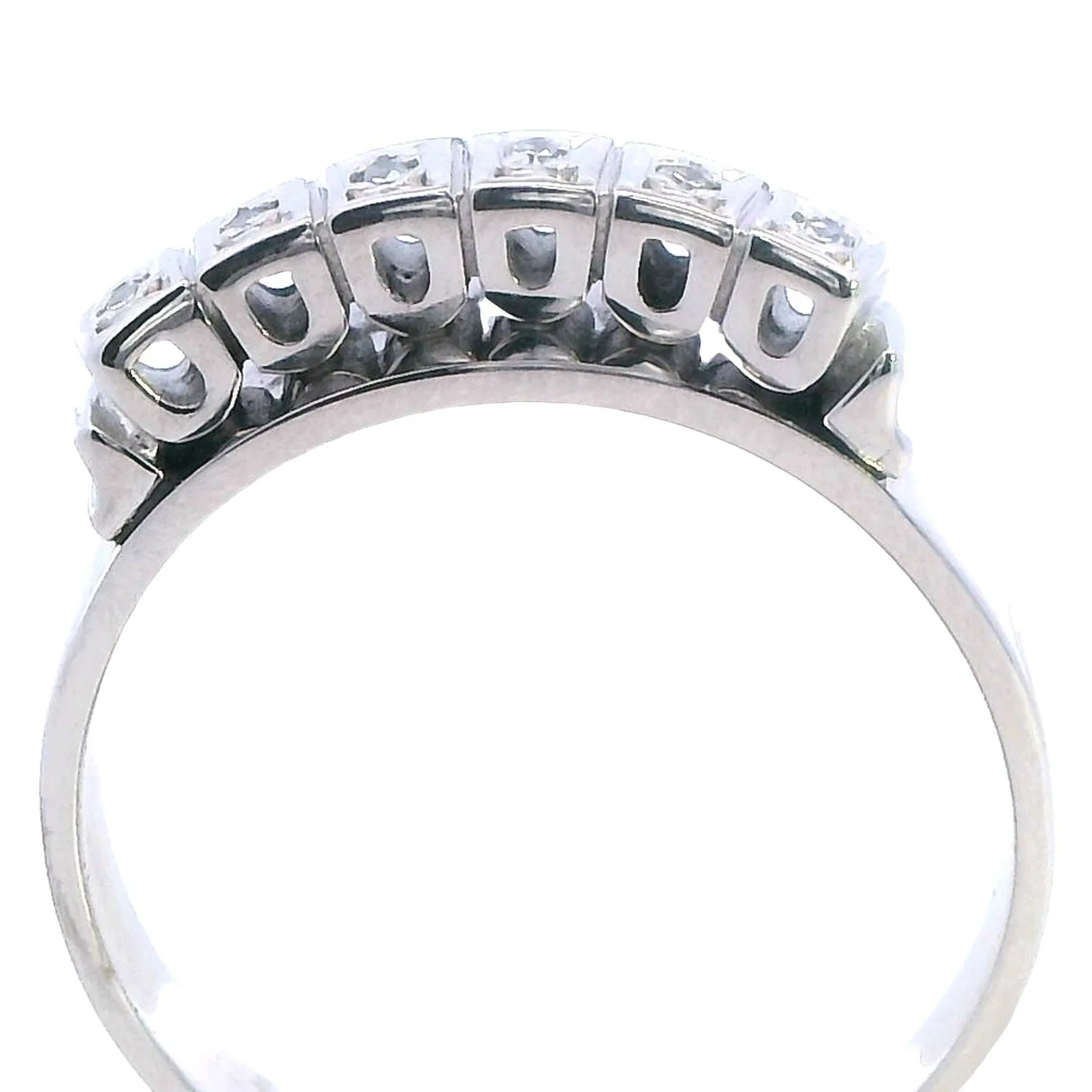 "Pre-Loved 18ct White Gold Ring Adorned with Sparkling Diamonds"