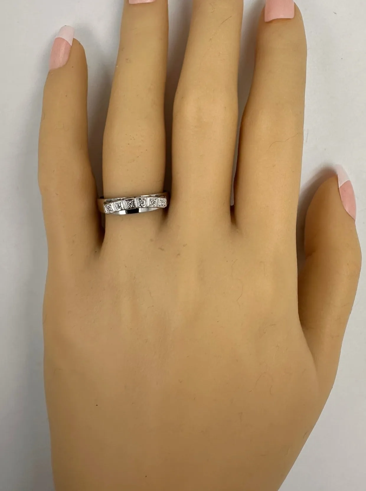 "Pre-Loved 18ct White Gold Ring Adorned with Sparkling Diamonds"
