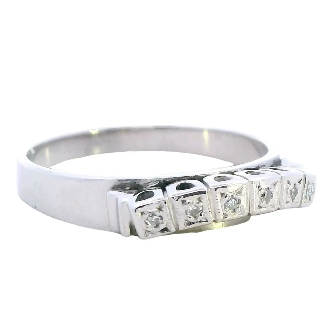 "Pre-Loved 18ct White Gold Ring Adorned with Sparkling Diamonds"